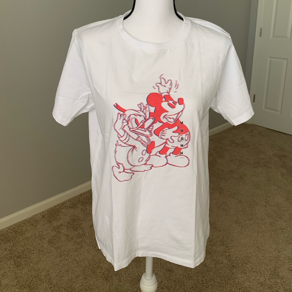 🌻🆕🌻NWT Uniqlo Disneyland White Tshirt